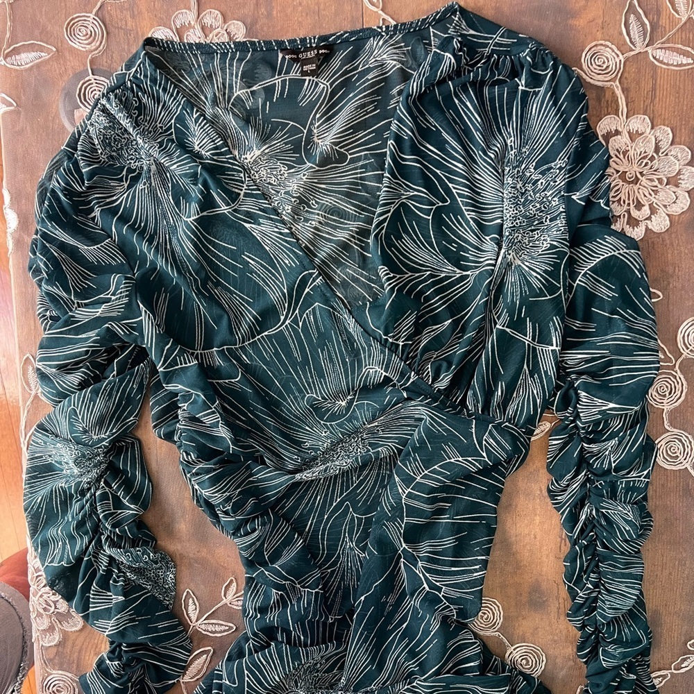 Guess sz L, green floral blouse with Ruching on the sides and the sleeves.